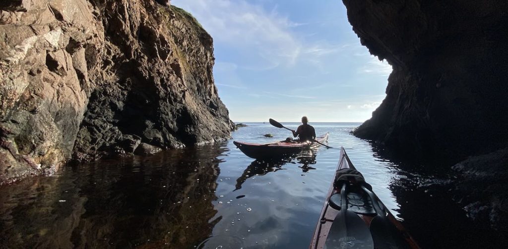 Kajakroere inde i en klippegrotte