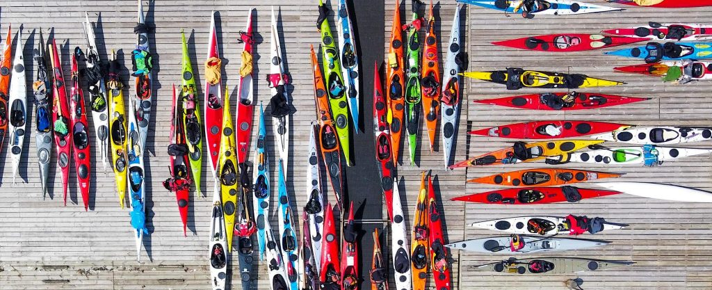 mange forskellige typer havkajakker fotograferet ovenfra