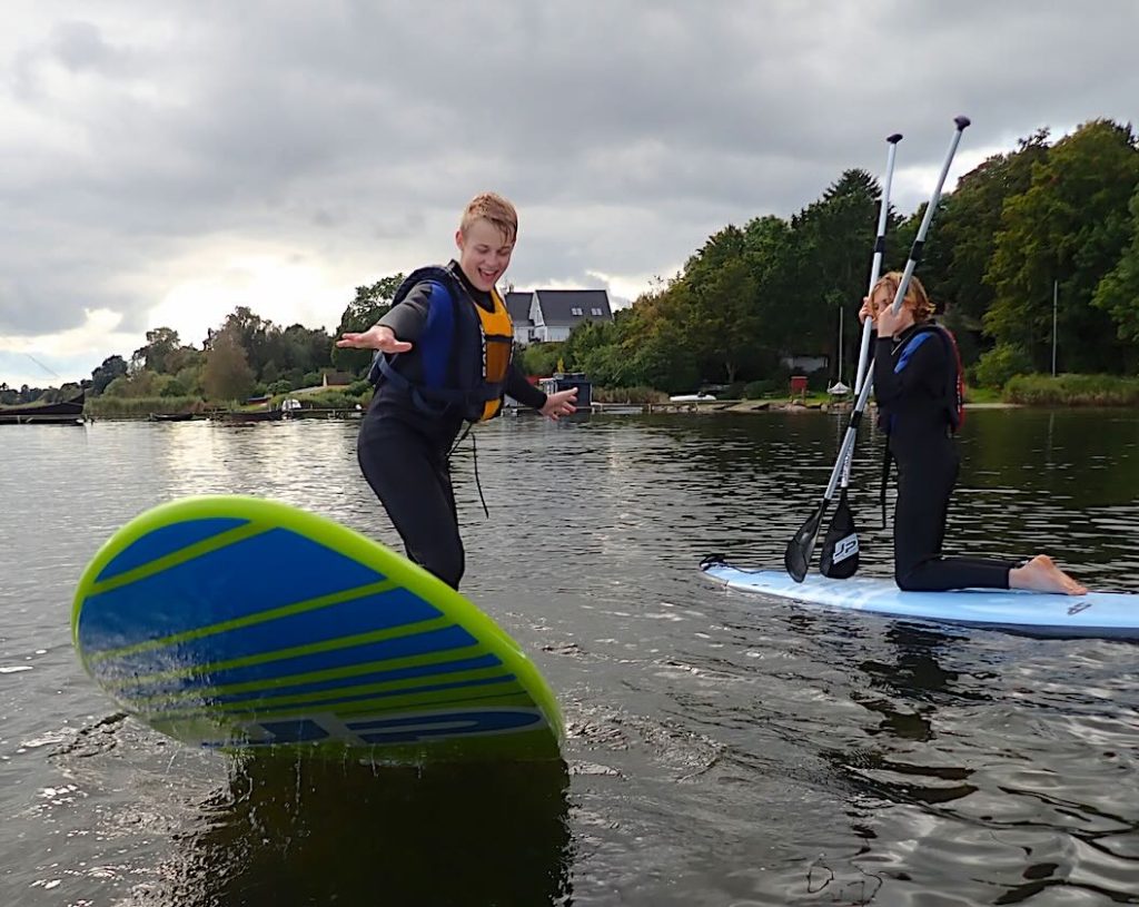 Unge på paddleboard ved Danmark Padler arrangement