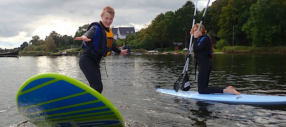 Unge på paddleboard ved Danmark Padler arrangement