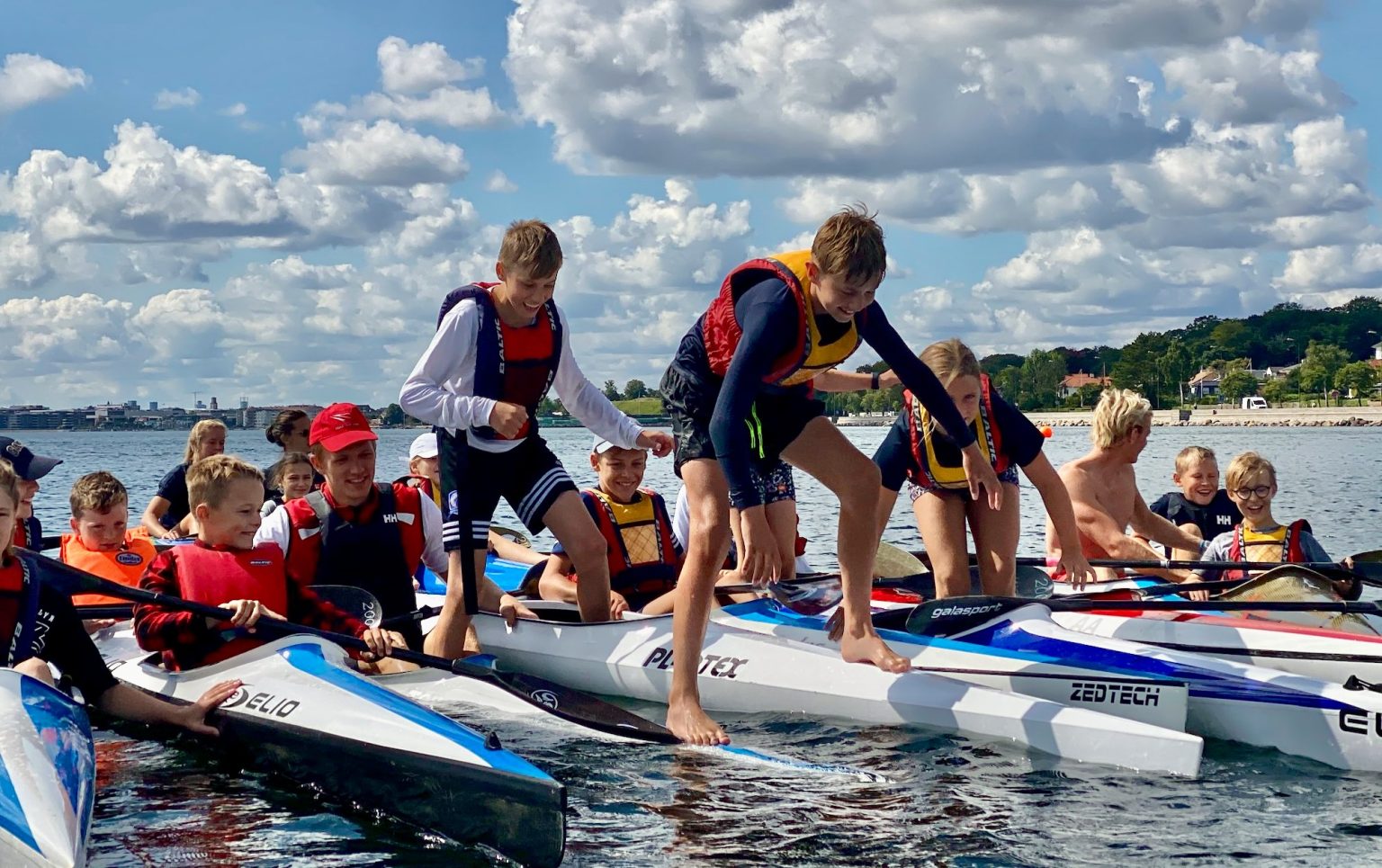 Kano- kajak sommerskole i hellerup gruppebillede på vandet