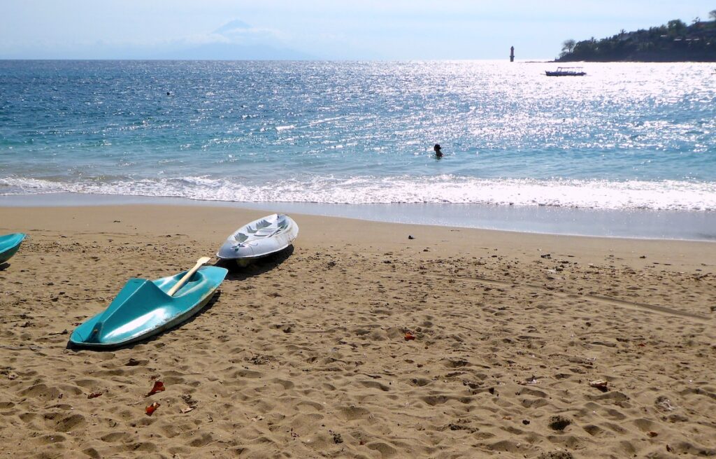 Indonesiske kajakker på stranden