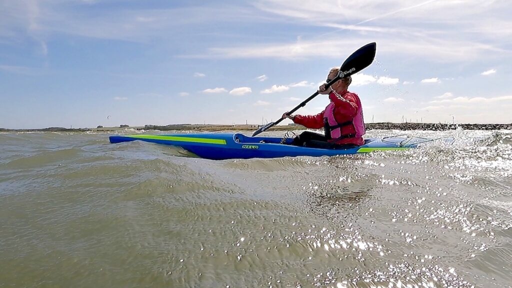Surfski roer i bølger på havet