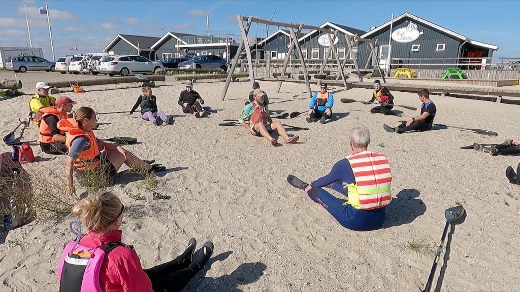 Undervisning i surfski på stranden i Struer