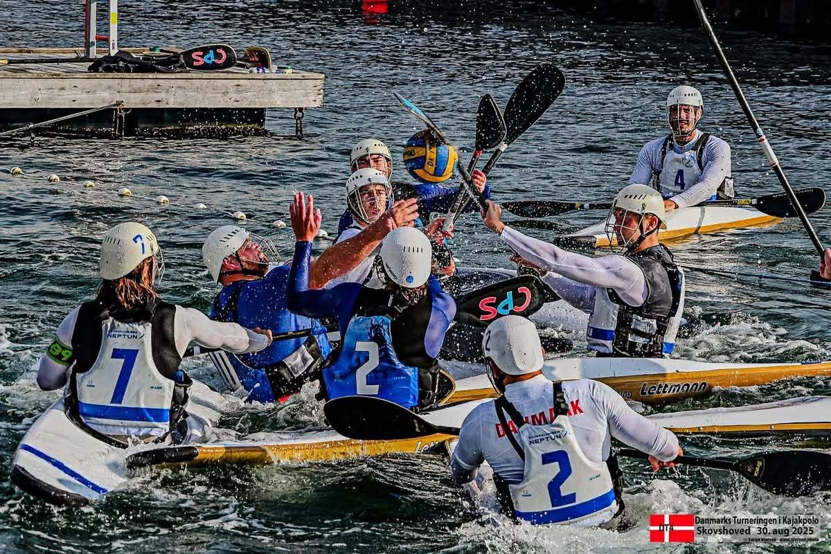 Kajakpolospillere i kamp