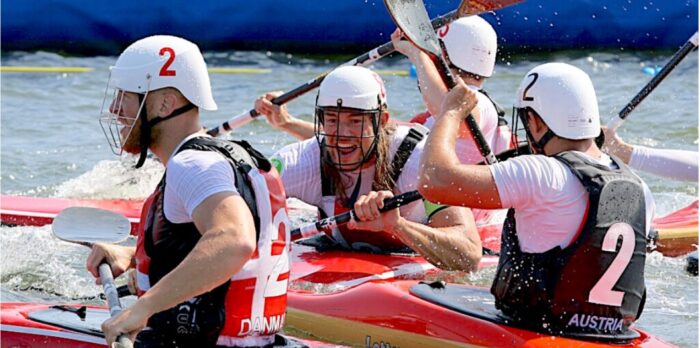 kajakpolospillere i nærkamp om bolden så vandet sprøjter fra pagajen