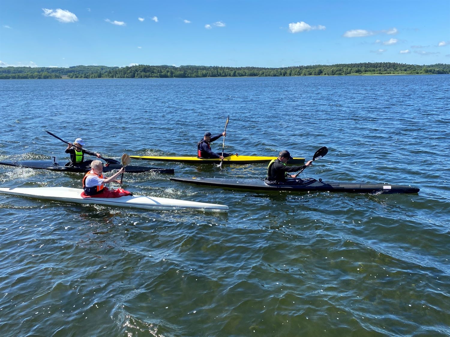 en gruppe kajakker der ror af sted solskinsvejr på Skanderborg Sø