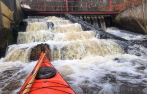Kajak i vandet foran en iltningstrappe