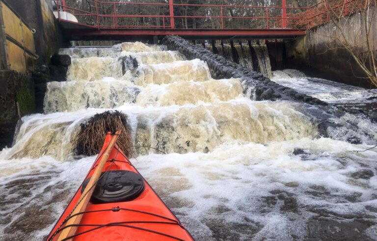 Kajak i vandet foran en iltningstrappe