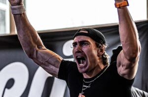 Rasmus Knudsen skriger sine lunger ud oven på den slåede verdensrekord i ergometerroning