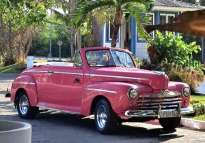 Lyserød taxa på gaden i Cuba