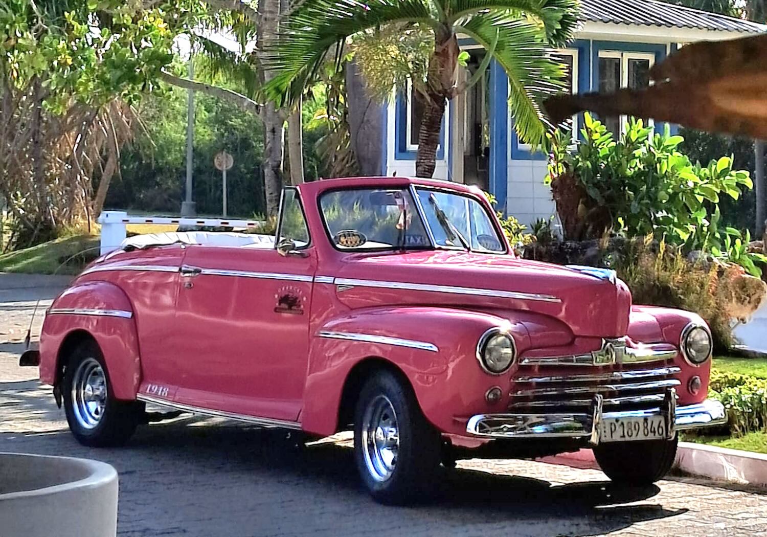 Lyserød taxa på gaden i Cuba