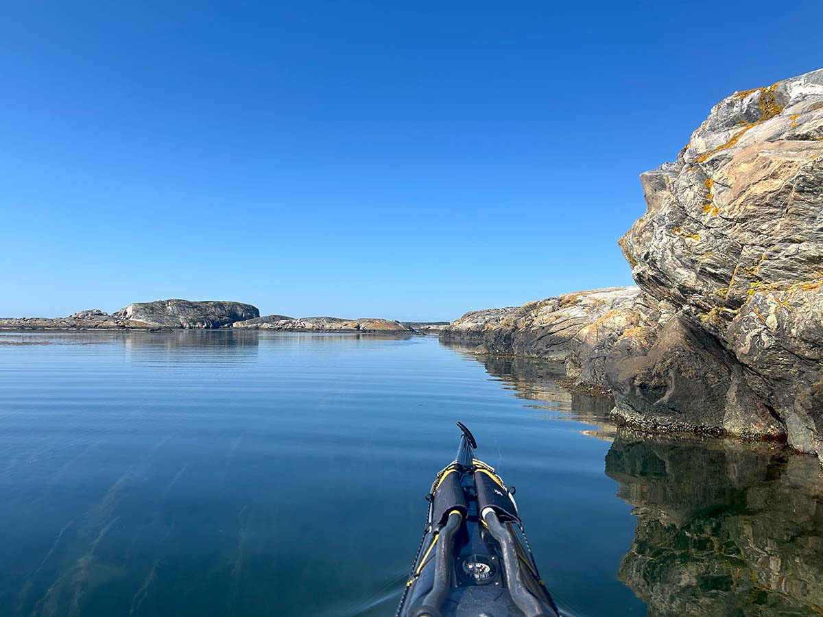 Kajak flyder på vandet i Skärgården
