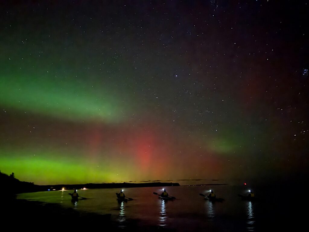 Nordlys på himlen over kajakroere