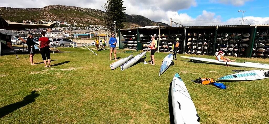 Surfskiroere foran klubhuset i Fish Hoek