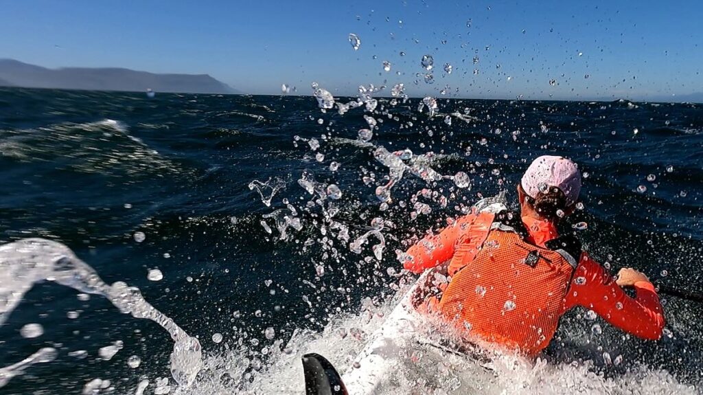 Toer-surfski i høje bølger ved Millers Point