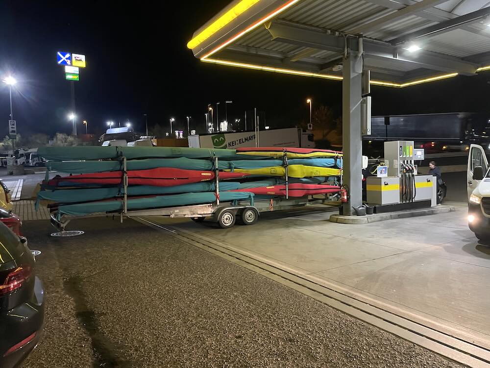 Trailer fuld af kJkker på en tankstation