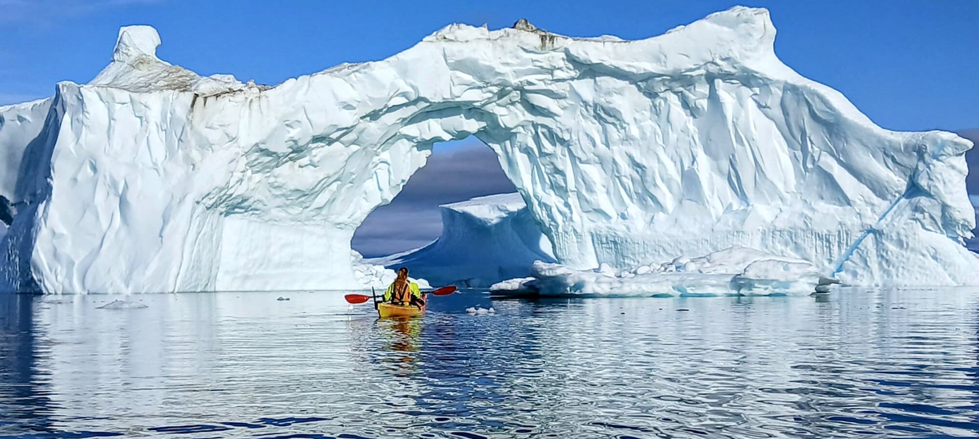Kajak på vandet ved Ilulissat i Grønland