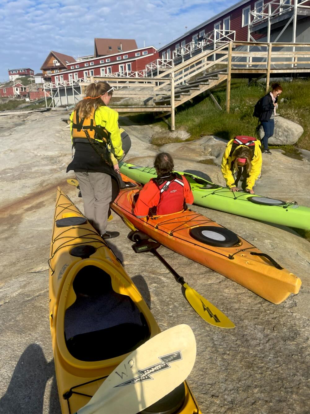 Klargøring af kajakker på land i Ilulisst