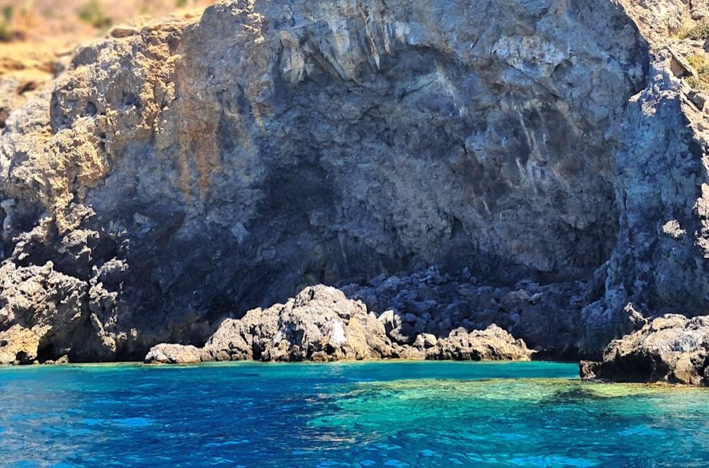 Klippeformation i havet ved Karpathos
