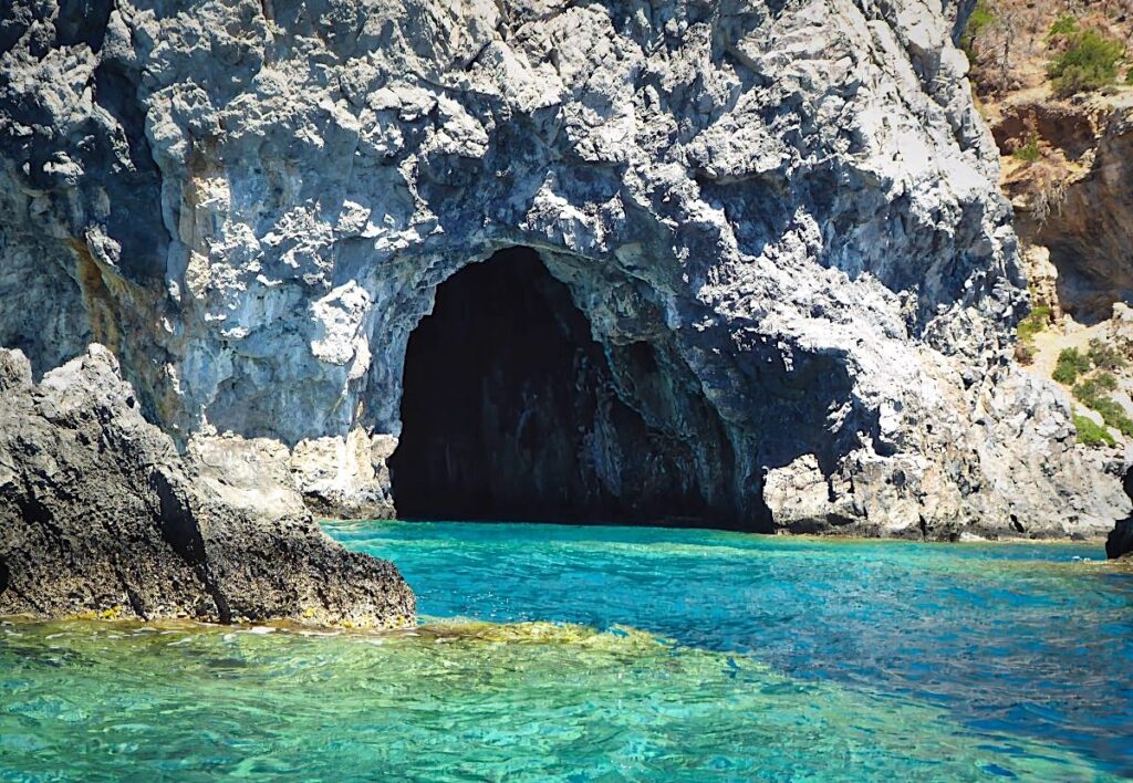 Klippehule i vandet ved Karpathos