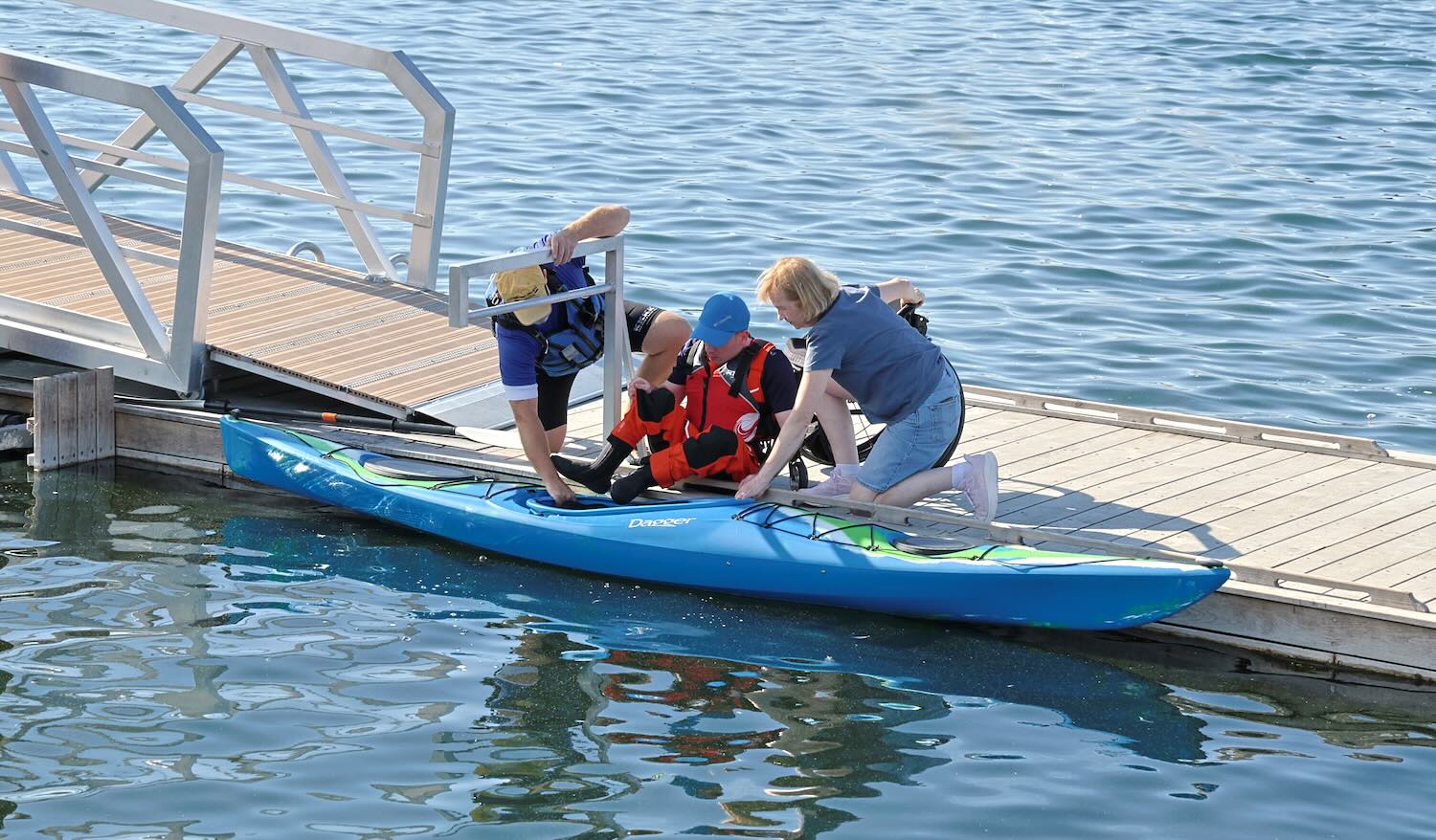Kajakroer med handicap på vej ned i en havkajak